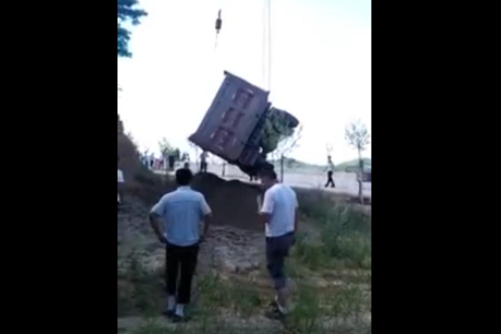 POMOĆU KRANA SU PODIZALI KAMION: Onda je sajla POPUSTILA, i dogodio se HOROR! (VIDEO)