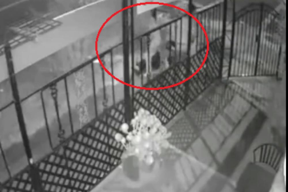 BAHATI TINEDJŽERI BRUTALNO PRETUKLI STARCA (72): Palicom su ga oborili na zemlju, a onda besomučno šutirali... (VIDEO)