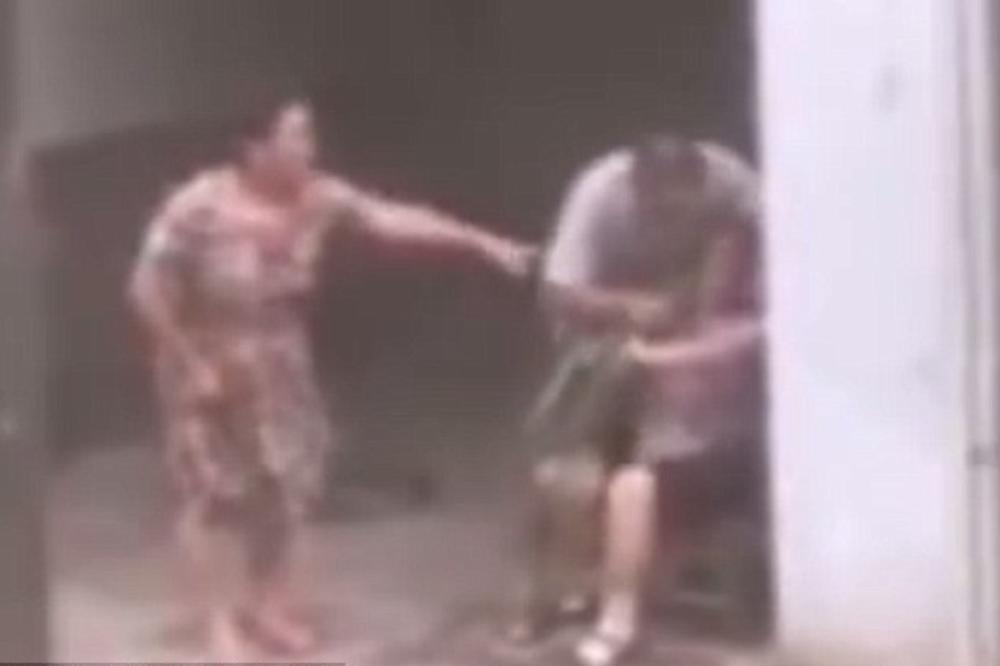 OVAJ ČOVEK JE SRAMOTA ZA LJUDSKI ROD: Ono što je uradio rođenoj majci... NEVEROVATNO! (VIDEO)