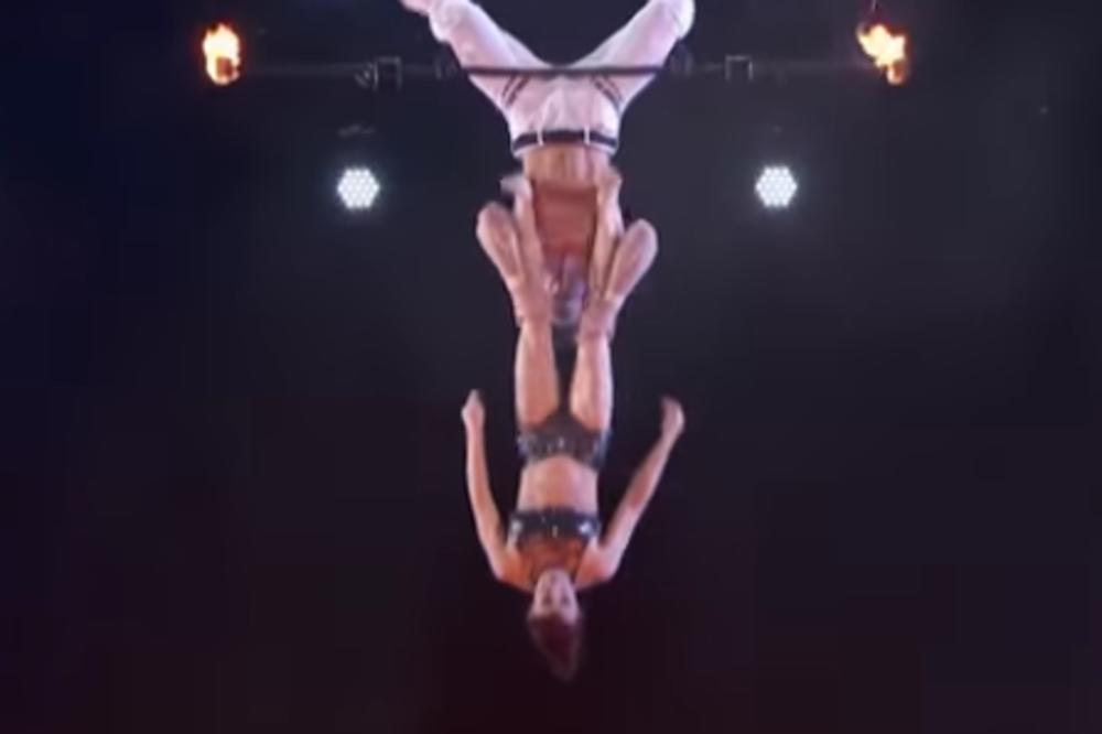 ŽIRI JE POČEO DA VRIŠTI OD STRAHA! Akrobata ISPUSTIO svoju ženu sa velike visine, a sve je gledao njihov SIN! (VIDEO)