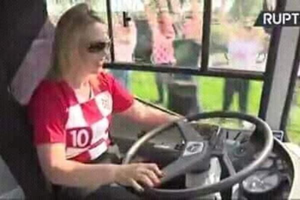 KOLINDA U ULOZI ŠOFERKE: Hrvatska predsednica vozi autobus s fudbalerima! O ovoj fotki svi bruje! (FOTO)