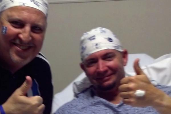 ŽELEO JE DA DONIRA BUBREG ČOVEKU KOGA JE TEK UPOZNAO: Kad su ga doktori otvorili na operacionom stolu, ZATEKLI SU NEŠTO ŠTO IH JE OSTAVILO U ČUDU! (FOTO)