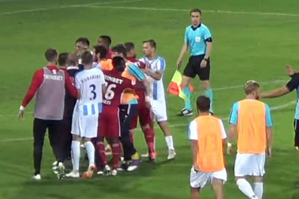SRBIN TRAGIČAR, OPŠTI HAOS NA TERENU: U klinču sa protivničkim fudbalerima! (VIDEO)