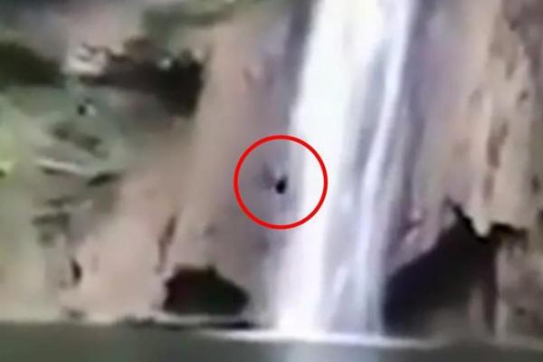 SNIMALI SU SPOT KOD VODOPADA: Nisu primetili da se u pozadini odvija HOROR! (VIDEO)