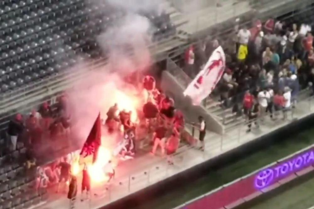 I ONI SU POLUDELI: Huliganski rat na tribini u zemlji u kojoj ste to najmanje očekivali! Tuča, gađanje bakljama, paljenje zastava... (VIDEO)