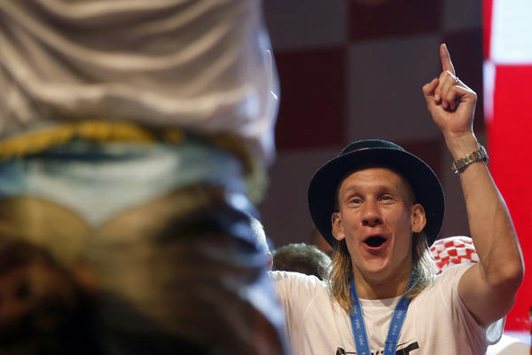 HRVATSKI SAVEZ PRODAJE DRES U KOJEM JE VIDA IGRAO ZARAŽEN KORONOM! Nikad bizarniju aukciju niste videli!