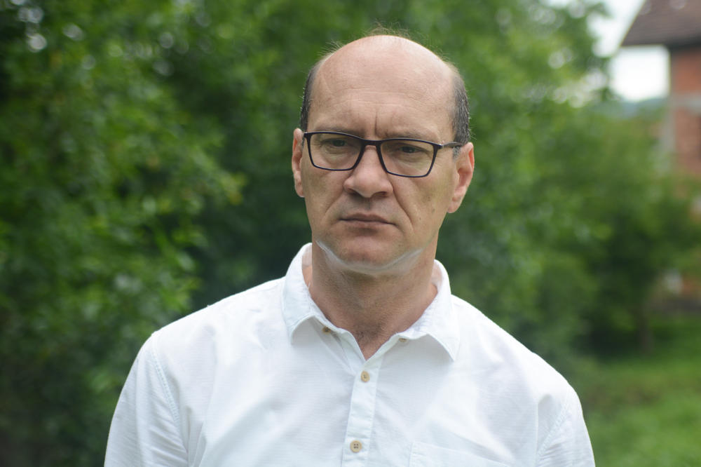 JEDAN JE PUCAO, ČETVORICA IZNOSILA LEŠ DOK SU ZAROBLJENICI SKUPLJALI KRV SA PODA! Refik je preživeo zverstva Srba u ratu, a priča BOLI I ONE KOJI NISU BOŠNJACI! (FOTO)