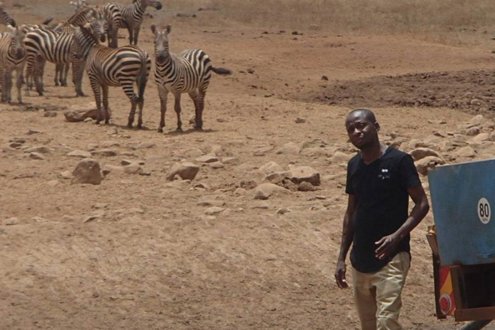 KRALJ SAVANE: Kada se ovaj čovek pojavi, sve životinje se OKUPLJAJU oko njega, a razlog je dirljiv...(VIDEO)