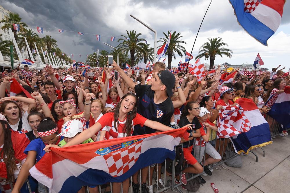 HRVATI U SPLITU GRLE I LJUBE SRBE I DIVE SE NJIHOVOJ HRABROSTI! Može li ova priča ponovo da ujedini dva bratska naroda? (FOTO)