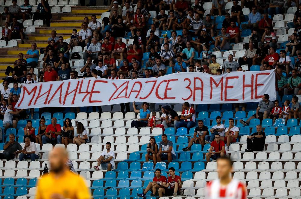 Jedan navijač Zvezde je zaprosio svoju devojku  