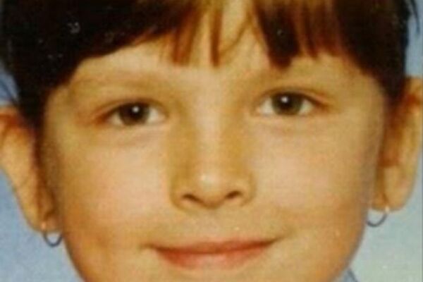 KIJA OVU RIJALITI ZVEZDU NE PODNOSI! Možete li da pogodite ko je devojčica sa slike? (VIDEO)