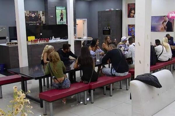 A NEKADA SU BILE BLISKE: Posle Kije i Krunićke ZARATILE još dve zadrugarke, a razlog je ZAPANJUJUĆ! (FOTO)