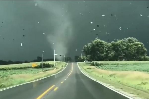 SNIMAK TORNADA KOJI LEDI KRV U ŽILAMA: Proglašena katastrofa zbog vetra koji ruši sve pred sobom! (VIDEO)