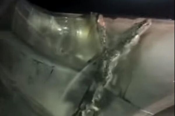 KAD PLAVUŠA POPRAVLJA AUTO NASTAJE EKSPLOZIJA! Ova devojka je prčkala oko motora, a onda je nastao haos! (VIDEO)