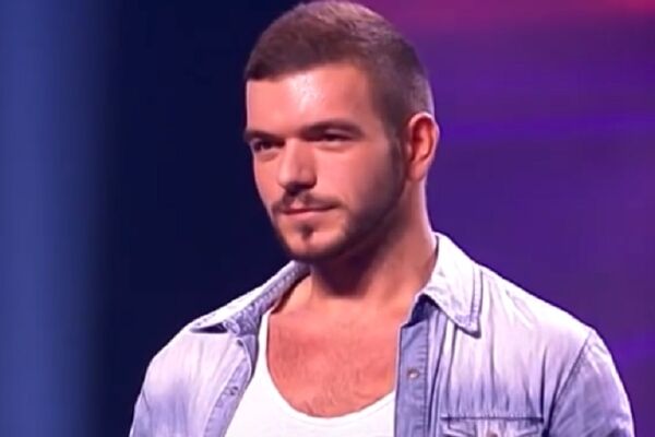 EMINA JAHOVIĆ GA JE OBOŽAVALA, A ON SE SAD SKINUO DO GOLE KOŽE: Od OBNAŽENIH fotografija ovog pevača zavrteće vam se u glavi! (FOTO)