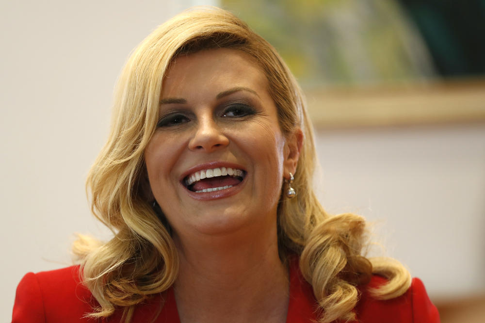Kolinda kao devojčurak, pogledajte samo kako grmi: Pored nje muškarac koji leži na milijardama, a ona... (FOTO)