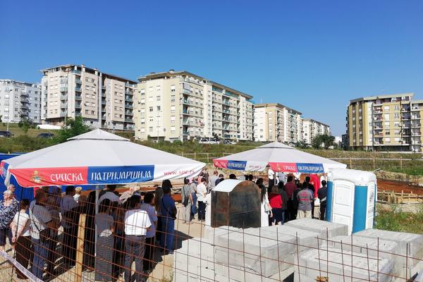 SPC NE ODUSTAJE OD STEPE! Na spornoj parceli održali LITURGIJU, građani opet PROTESTOVALI! (FOTO)