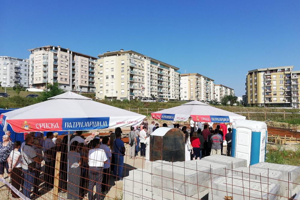 SPC NE ODUSTAJE OD STEPE! Na spornoj parceli održali LITURGIJU, građani opet PROTESTOVALI! (FOTO)