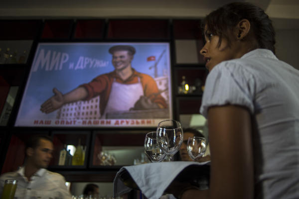 KONOBARICA VIDELA NEŠTO SUMNJIVO STOLOM I ODMAH POZVALA POLICIJU: Kad je ugledala dečaka (11) sve joj je bilo JASNO