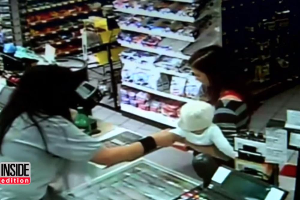 U RADNJU JE UŠETALA ŽENA SA BEBOM: Kasirka je primetila nešto ČUDNO, a trenutak kasnije desio se HOROR! (VIDEO)