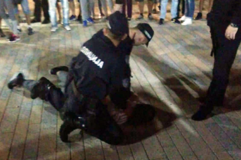 DRAMA NA KARNEVALU U VRNJAČKOJ BANJI: Naoružani muškarac nasrnuo na turiste! Vrištao na policajce: IDITE NA KOSOVO!