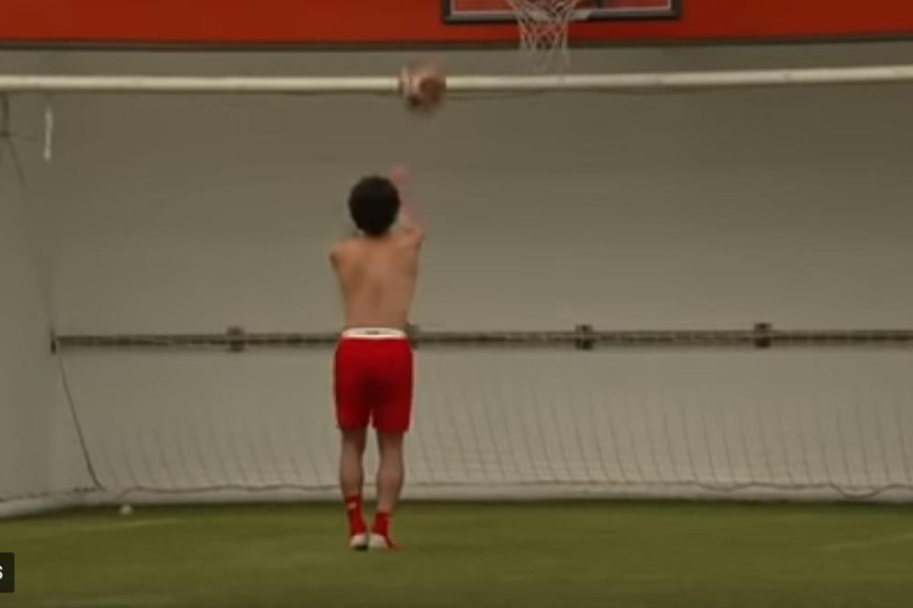 NEŠTO SMEŠNIJE DUGO NISMO VIDELI! Salah pokušao da igra košarku, ali se izblamirao za sva vremena! (VIDEO)