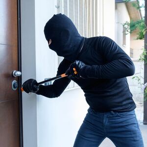 Zatekao provalnika na vratima i pozvao policiju: Usledio neviđen šok, pogledajte šta su našli u njegovom domu!