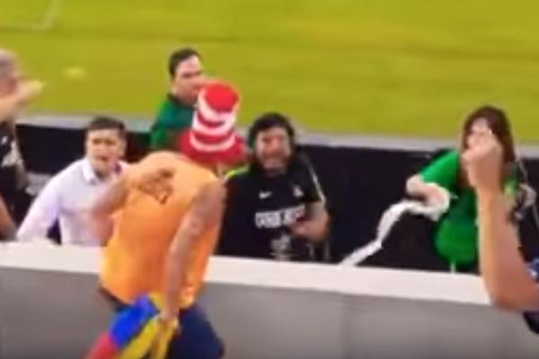 ŠKOLA PABLA ESKOBARA! Navijač se zaleteo na Renea Igitu, desni kroše legendarnog golmana ga je vratio u detinjstvo! (VIDEO)