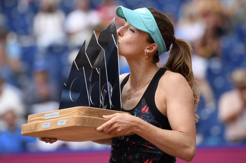 FRANCUSKA TENISERKA OPLELA PO KOLEGAMA I POSLALA DIVNU PORUKU ĐOKOVIĆU: Budi jak, Novače!