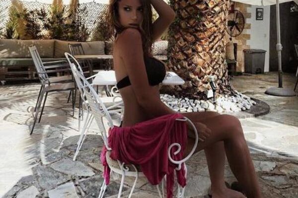 POSLE NJE ĆE VAM TREBATI HLADAN TUŠ: Ćerka Željka Joksimovića u MINIMALISTIČKOM BIKINIJU podiže temperaturu! (FOTO)