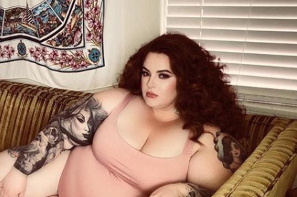 SLIKALA SE GOLA U KADI SA DETETOM! Ovu PLUS SAJZ manekenku su svi odmah OSUDILI , šokirao ih je jedan čudan DETALJ! (FOTO)