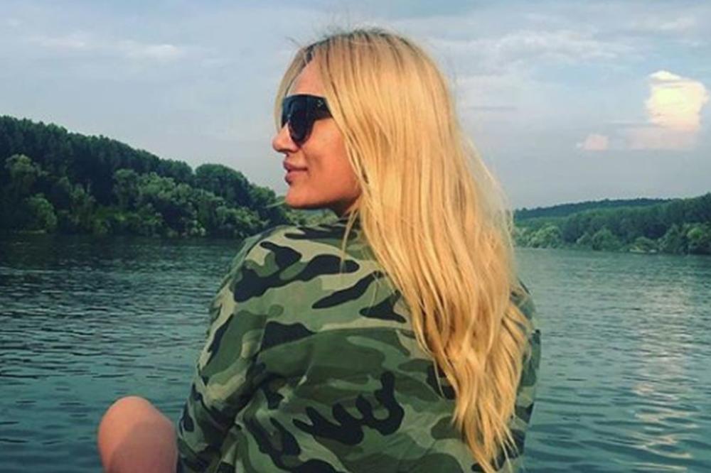 Bila je miljenica Delija, a sad zbog nje i njenih vrelih fotki u bikiniju gori sve od Budve do Beograda!