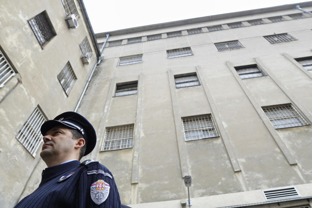 U SRBIJI NEMA VIŠE ŠALE SA KORONOM: Od sada OBAVEZAN PRITVOR za sve koji ne poštuju SAMOIZOLACIJU!