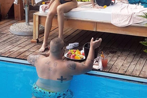 DARKO LAZIĆ NIKAD DEBLJI! SALO KIPI SA SVIH STRANA! Prošetao novu DEVOJKU na moru, ali ćete se šokirati njegovim izgledom