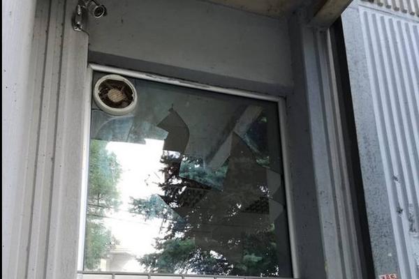 VANDALSKI NAPAD: Razbijene prostorije NIŠKIH VESTI! (FOTO)