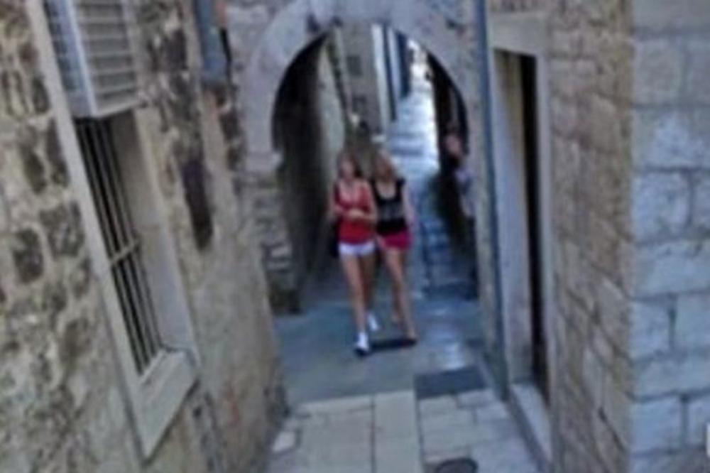 Devojka ipak ima dve noge  