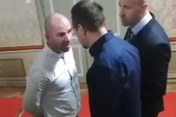 KLOŠARU MALI, PLJUNUĆU TI U FACU! Skandal u Skupštini Zagreba, Tompsonov advokat pretio poslaniku! (VIDEO)