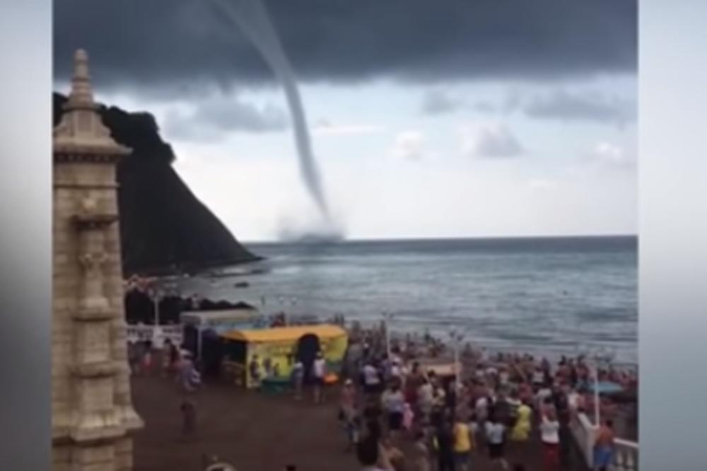 NA PUČINI SE IZNENADA POJAVILA ZASTRAŠUJUĆA PIJAVICA! Ali, reakcija ovih kupača je sve iznenadila! (VIDEO)