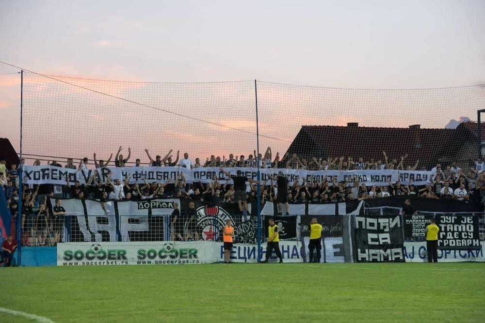 Partizanovci istakli transparent  