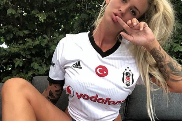 GAĆICE JOJ NIŠTA NISU SAKRILE, O GRUDIMA DA NI NE PRIČAMO! Obukla dres, skinula donji deo i učinila da muškarci preplave njen Instagram! (FOTO)