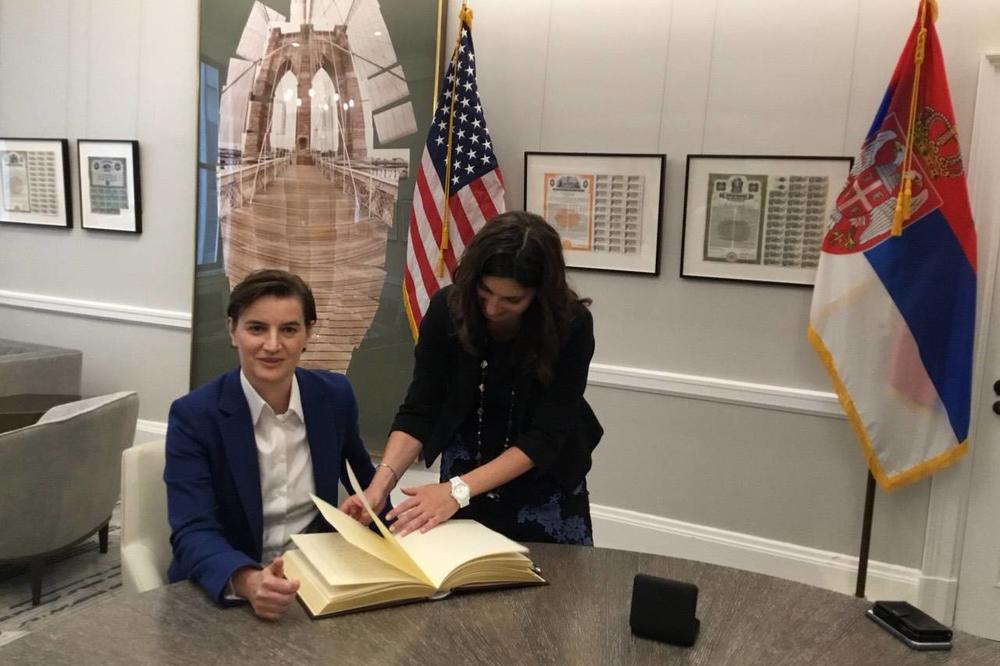 BRNABIĆ U POSETI NJUJORŠKOJ BERZI: Predsednici na poklon donela knjigu o Nikoli Tesli! (FOTO)