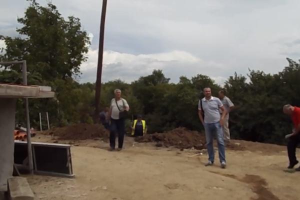 SVE MI VREĐAJTE, ALI NEMOJTE DIREKTORA, SVE ĆU DA URADIM ZA MOG DIREKTORA: Ovo je vikao vozač dok je PRETIO NOVINARIMA!