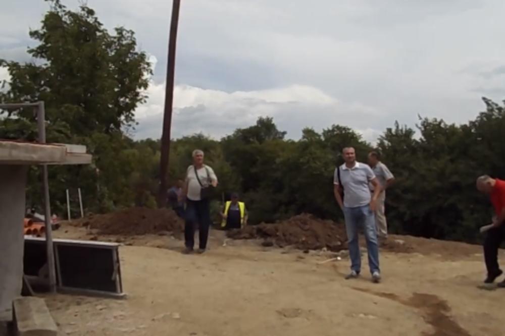 SVE MI VREĐAJTE, ALI NEMOJTE DIREKTORA, SVE ĆU DA URADIM ZA MOG DIREKTORA: Ovo je vikao vozač dok je PRETIO NOVINARIMA!