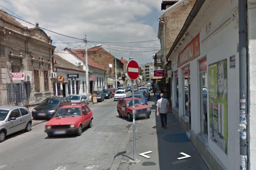 DRAMA U ZEMUNU: Izgubio kontrolu nad vozilom pa uleteo u izlog zlatarske radnje