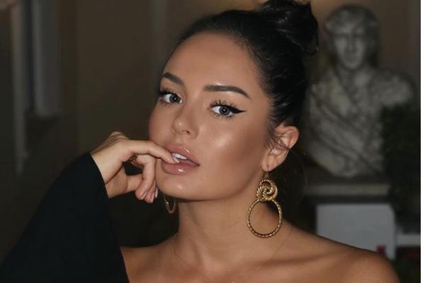 KAKAV BLAM! Blogerka je fanove pitala za modni savet, ali svi su gledali samo u BEZOBRAZAN DETALJ na fotografiji! (FOTO)