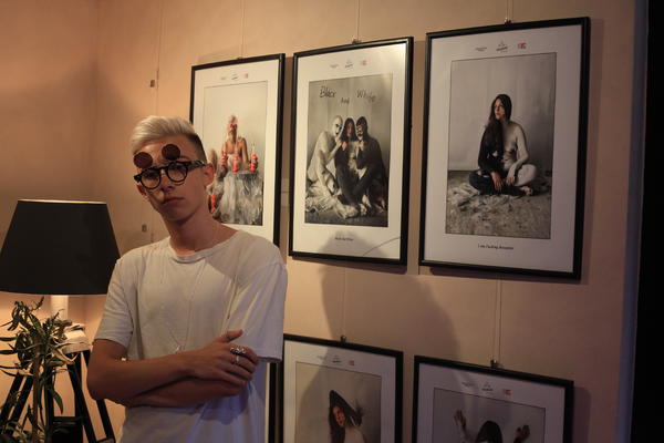 NAJBOLJI MLADI FOTOGRAF NA SVETU OTVORIO PRVU IZLOŽBU U SRBIJI: Turneja Fuck Your Standards, izložba pored Čačka održana i u Beogradu