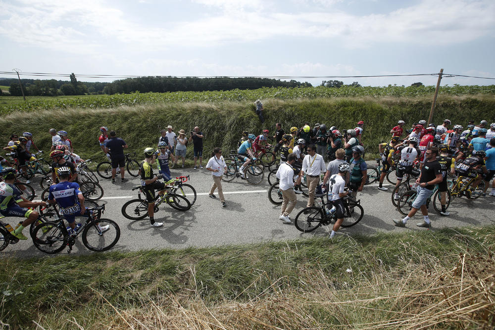 Opšti haos na Tur de Fransu - barikade, protesti, seno, suzavac  