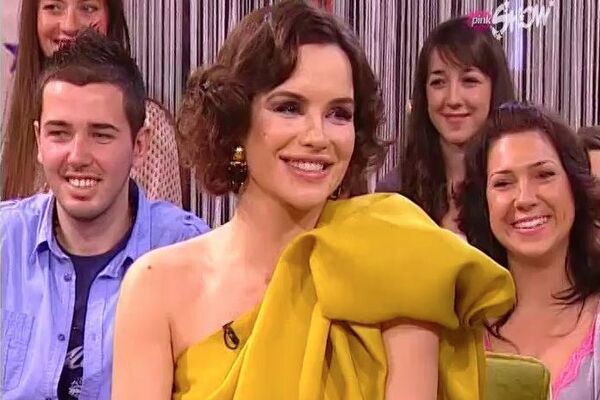 Ako na ovoj slici vidite SEVERINU, pogledajte JOŠ JEDNOM: Nećete verovati ko je nekad TAPŠAO U PUBLICI, a sada je jedno od omiljenih TV lica! (FOTO)