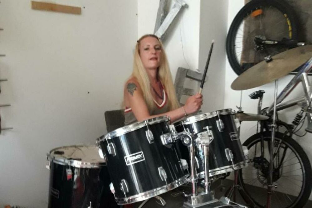 Roker se samo nekoliko sati pre njene smrti, ne sluteći tragediju, sa suprugom Suzanom vraćao u Beograd nakon posete Bosni