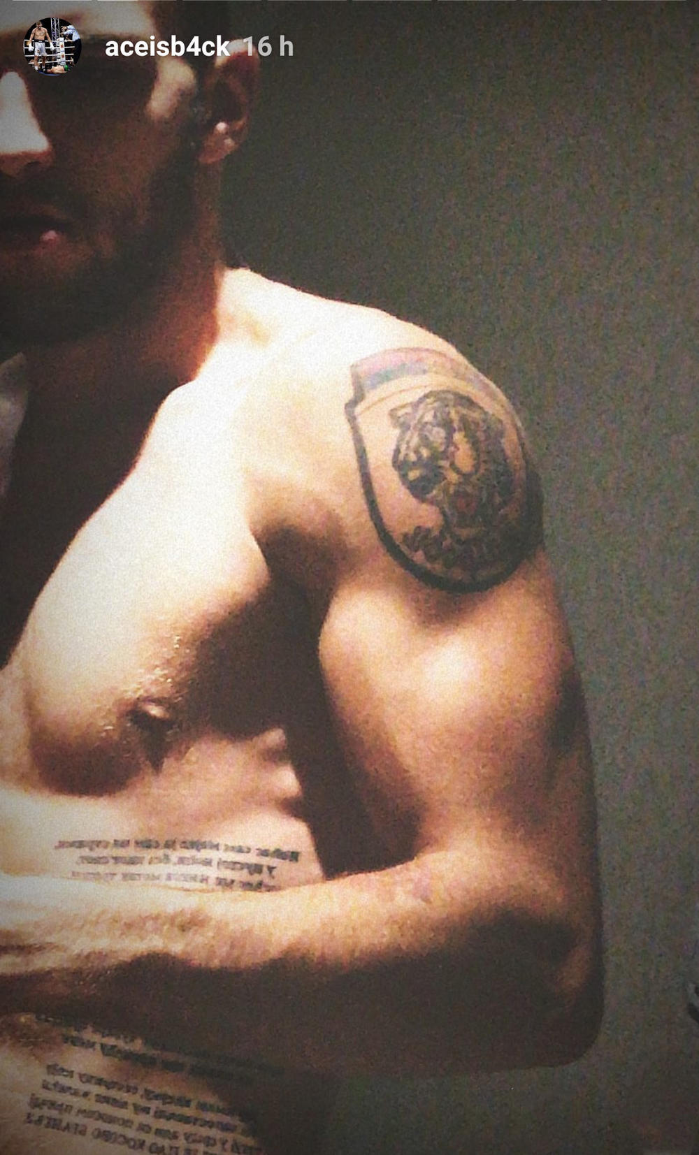 Objavio je golišavu fotku i skrenuo pažnju na svoju tetovažu  